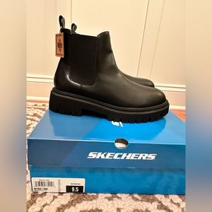 Skechers Modern Rugged Voyager. Chelsea style w chunky sole.